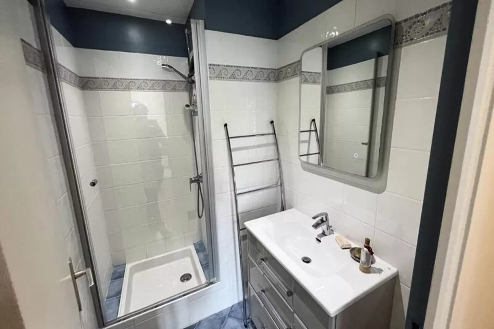 Superbe Appartement Avec Balcon, Garage, 3ch, &agrave; 5min De La Plage-Bathroom