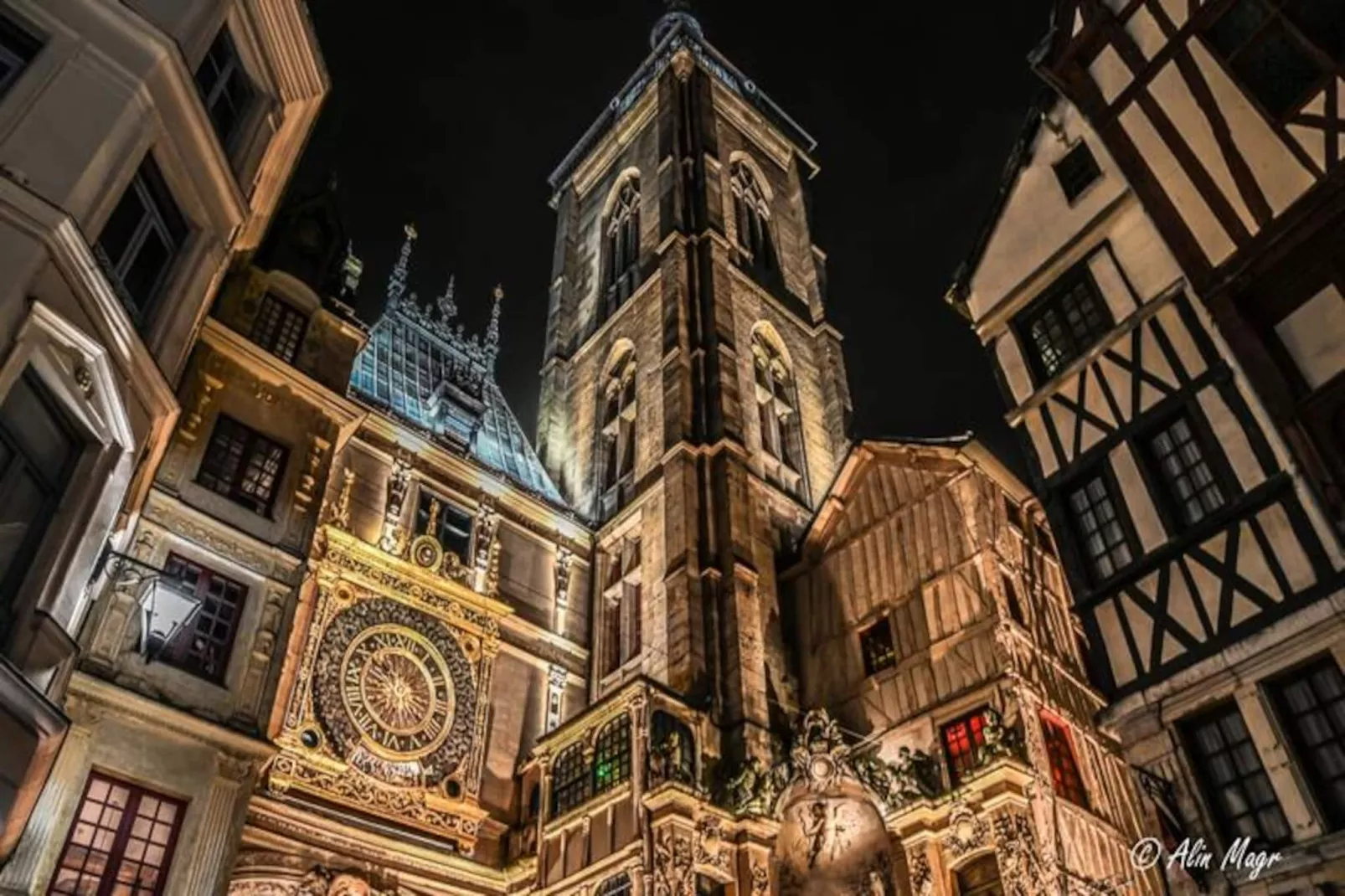 🌴 L'exotique - Vue Pl. Vieux March&eacute; - Standing-Image-tags.