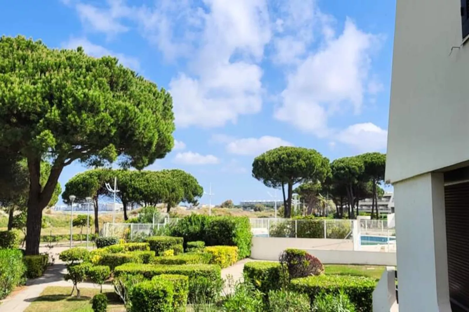 Résidence Une Escale En Bord De Plage Avec Piscine Et Jardins.-Image-tags.