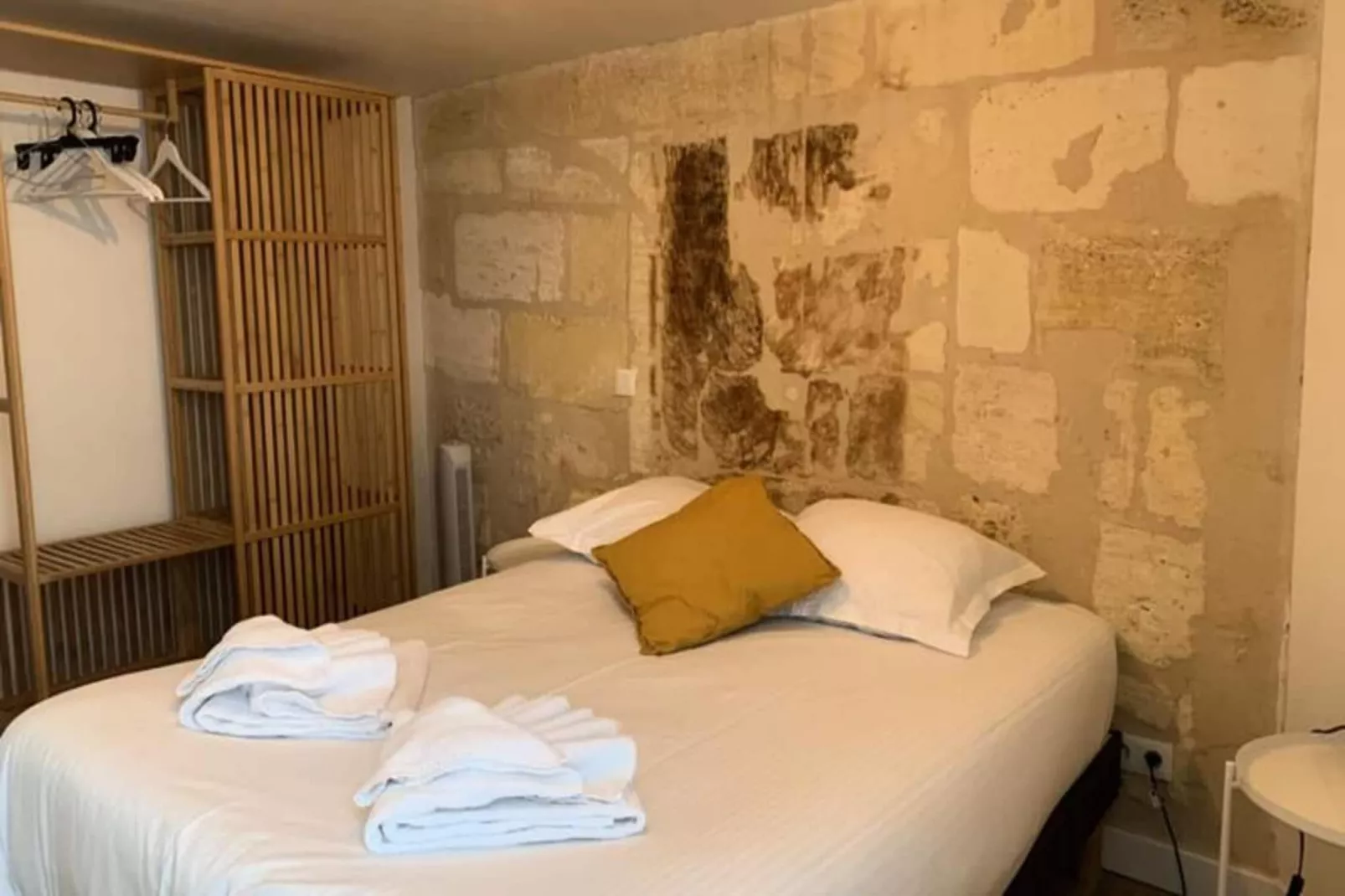 Appartement Avec Cachet En Duplex De 2 Chambres Situ&eacute; Vers La Gare St-jean-Bedroom