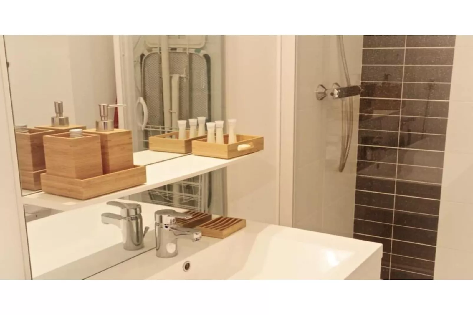 Appartement Charmant Et Moderne Pour 4 Avec Parking, Proche Cit&eacute; Du Vin-Salle de bain