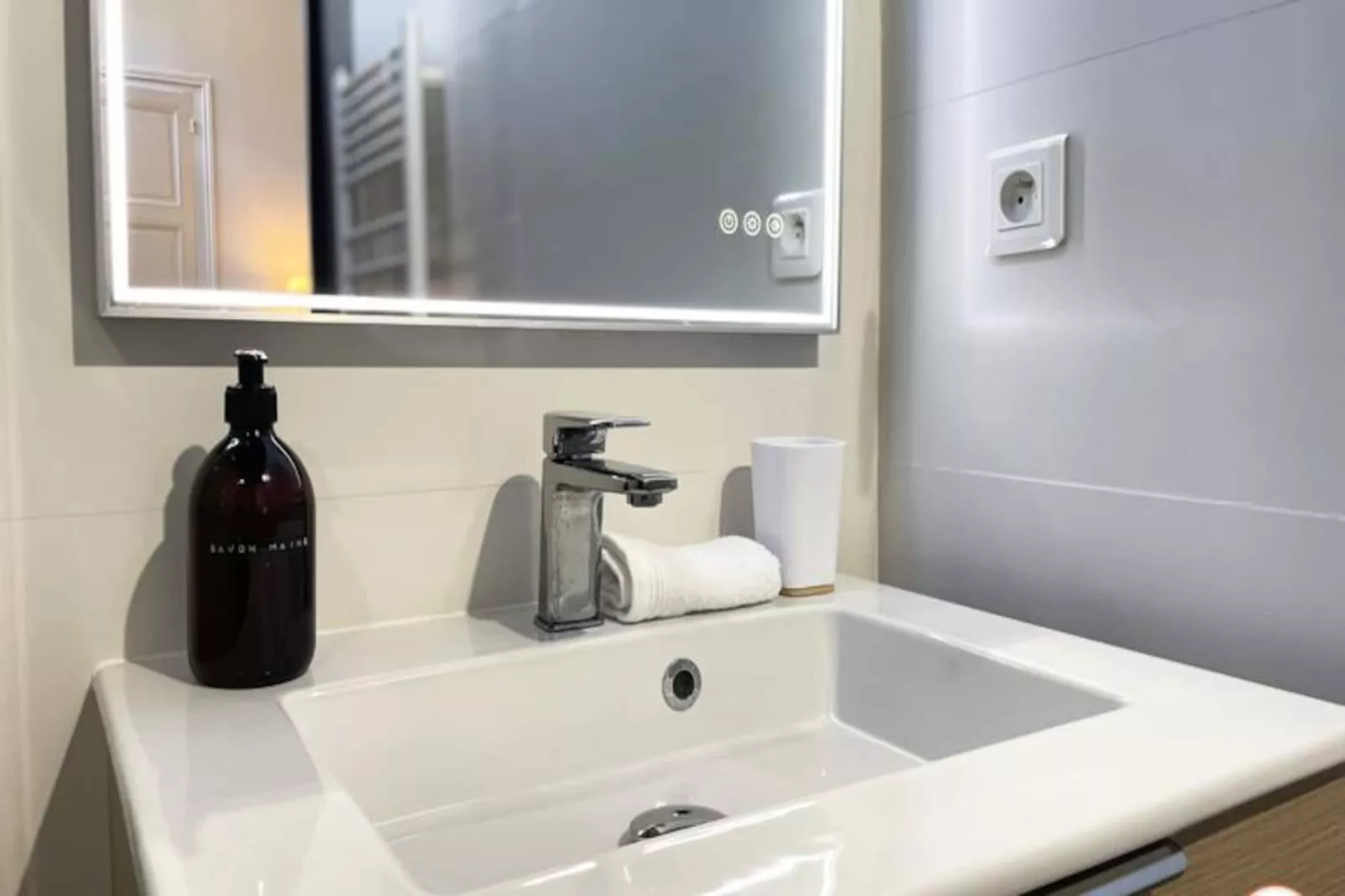 🌟 Le Crosne - Parking - Standing - Calme-Image-tags.