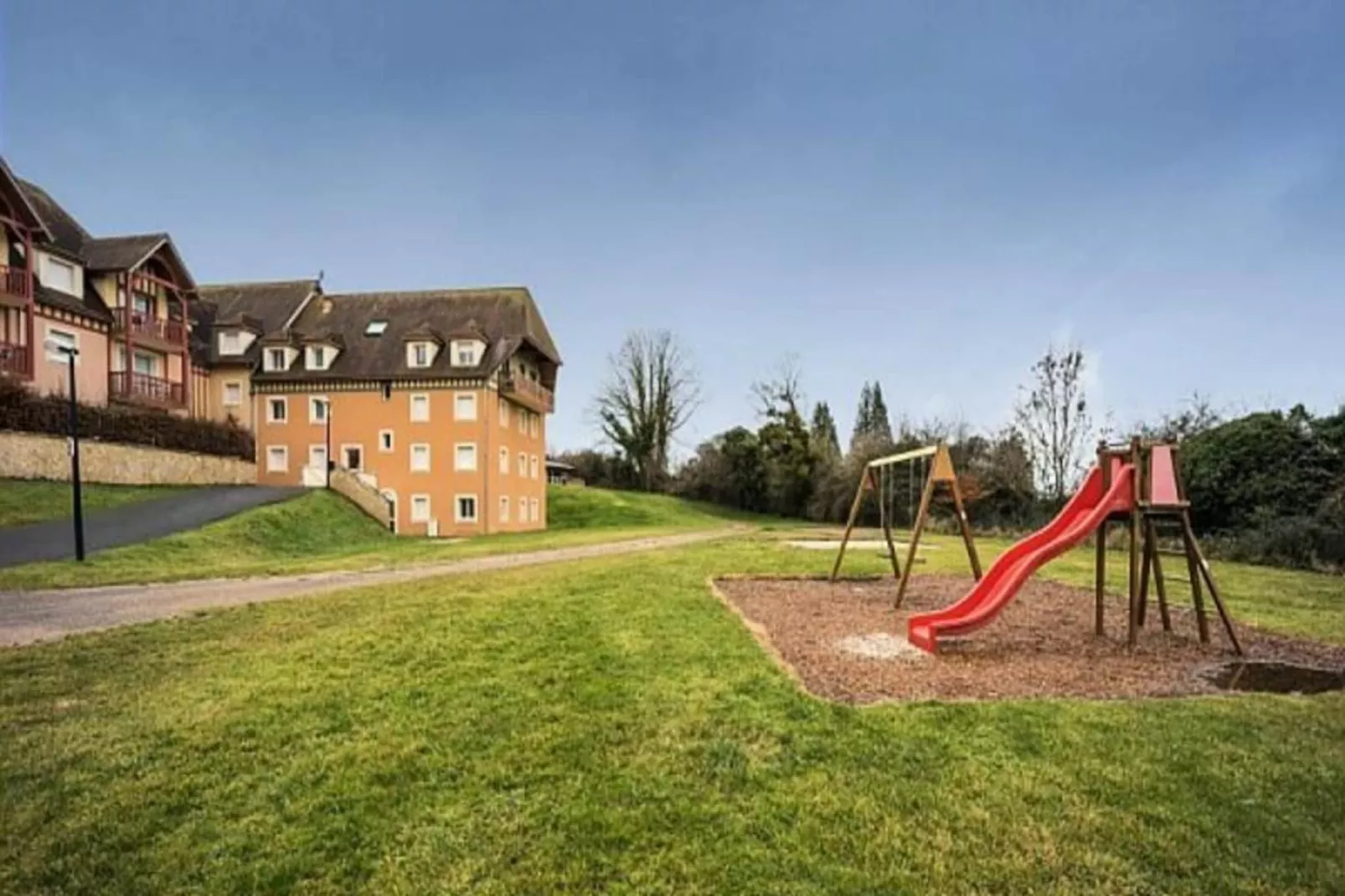 La Ferme de Deauville - maeva Home-Jardins en été