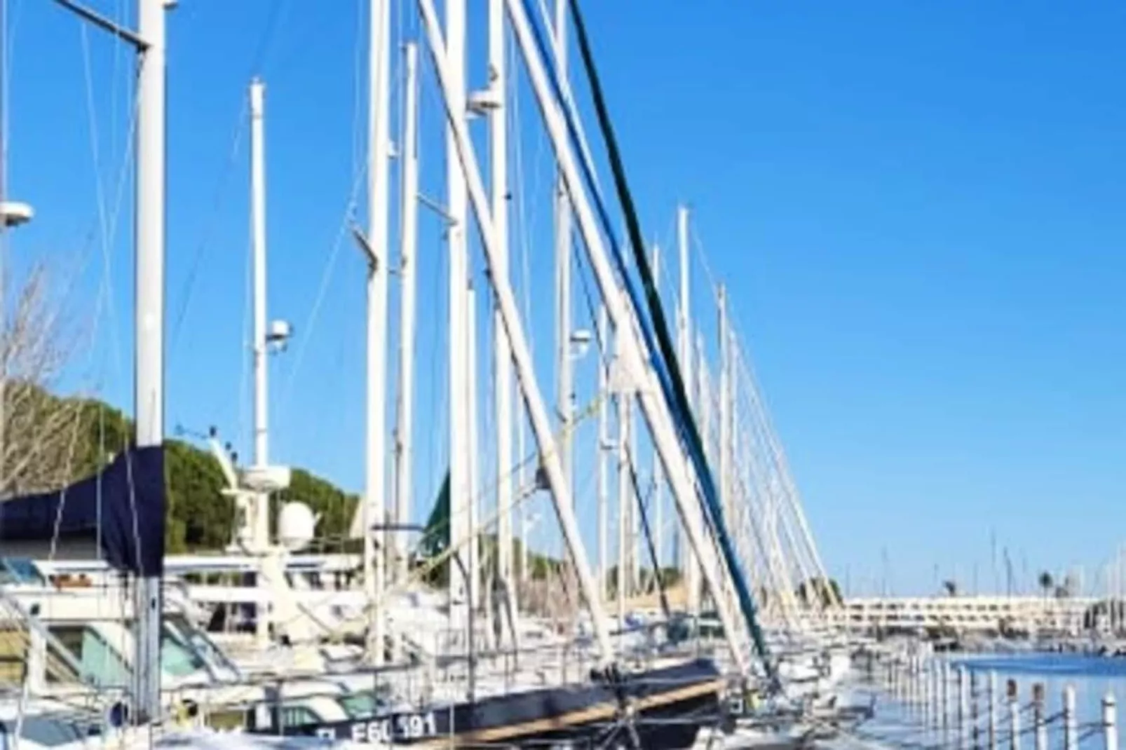 Résidence Marina Lairan Vue Sur L'eau Et Les Bateaux De Port Camargue 2 &eacute;toiles F-Image-tags.