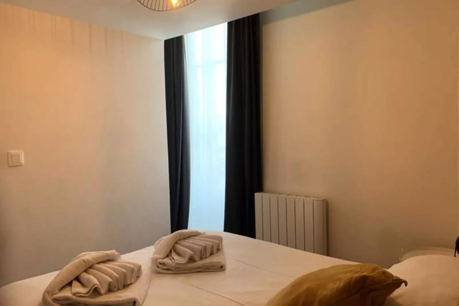 Appartement Avec Cachet En Duplex De 2 Chambres Situ&eacute; Vers La Gare St-jean-Bedroom