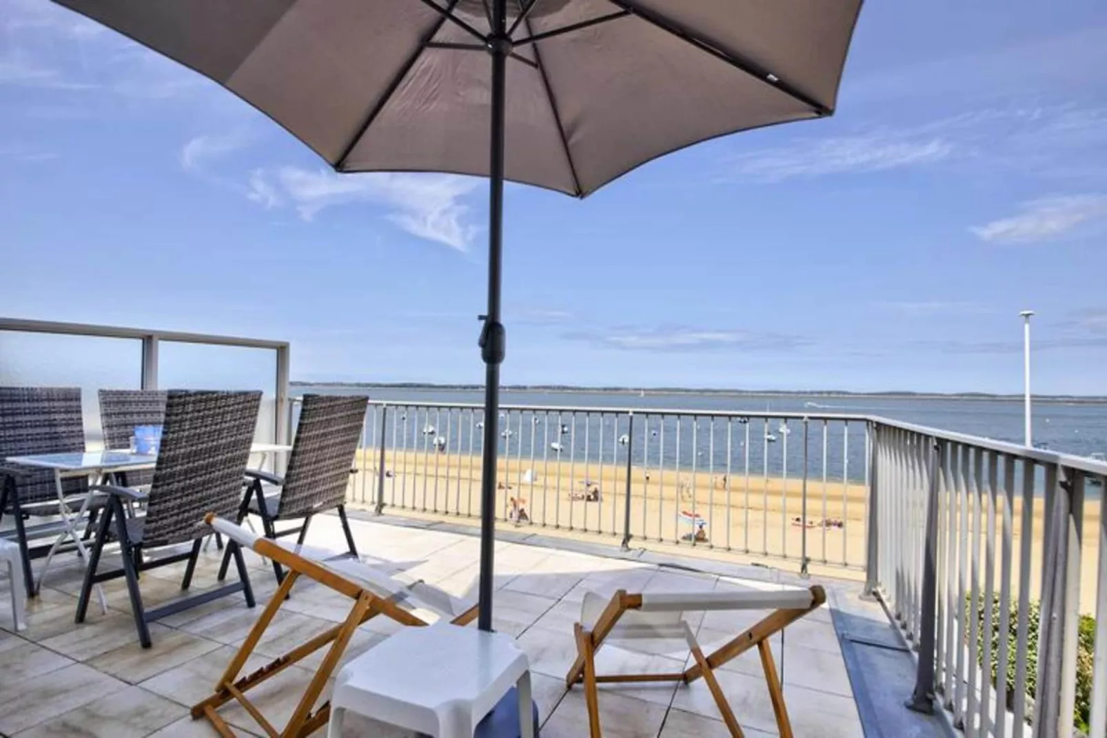 Résidence La Roseraie-Exterior in summer