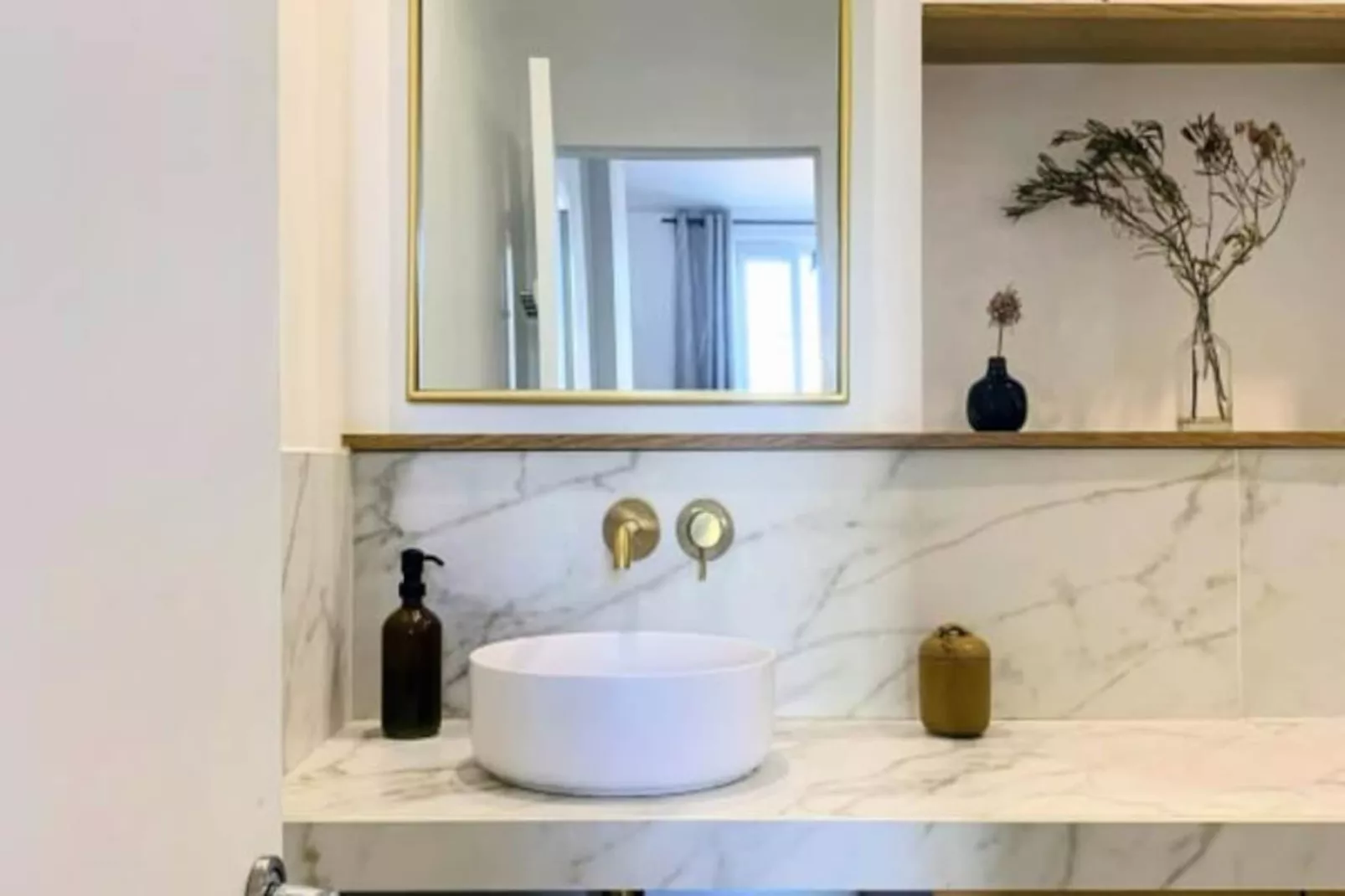 Les Toits De Sainte Ursule-Image-tags.