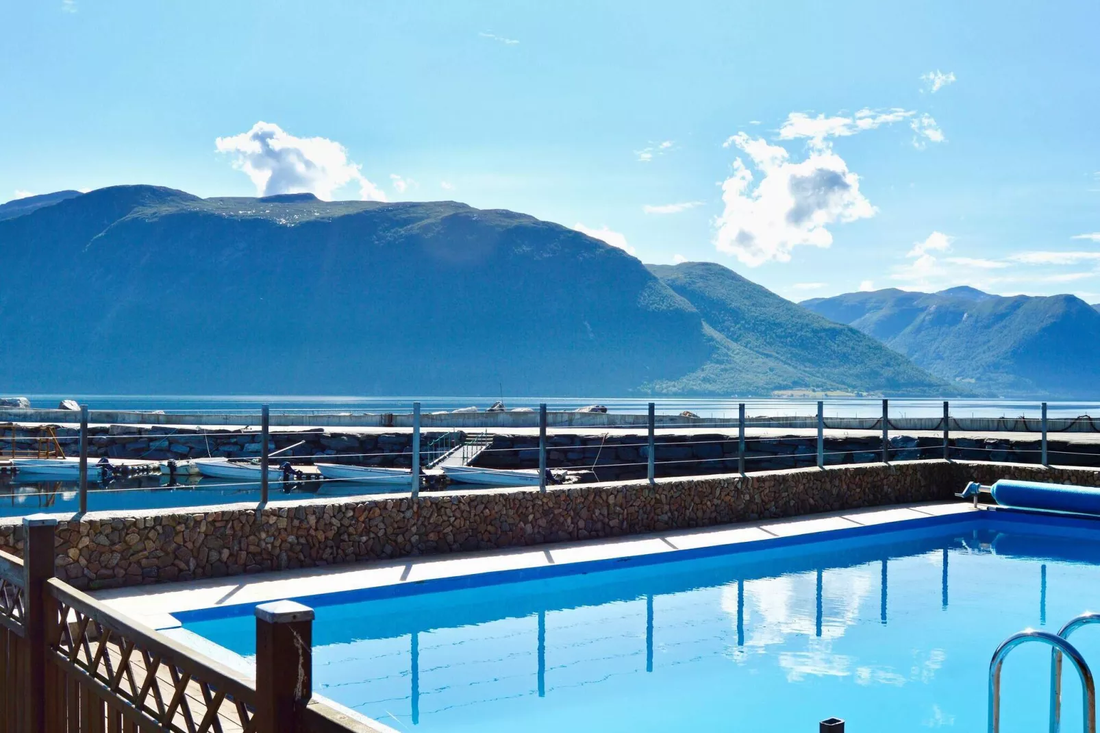 88280 _ LEILIGHET 3-Piscine