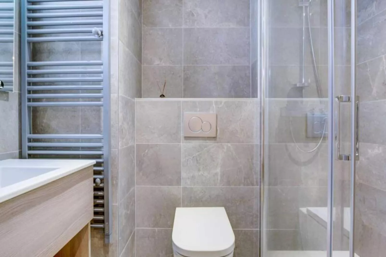 Résidence Frenes Hauts-Bathroom