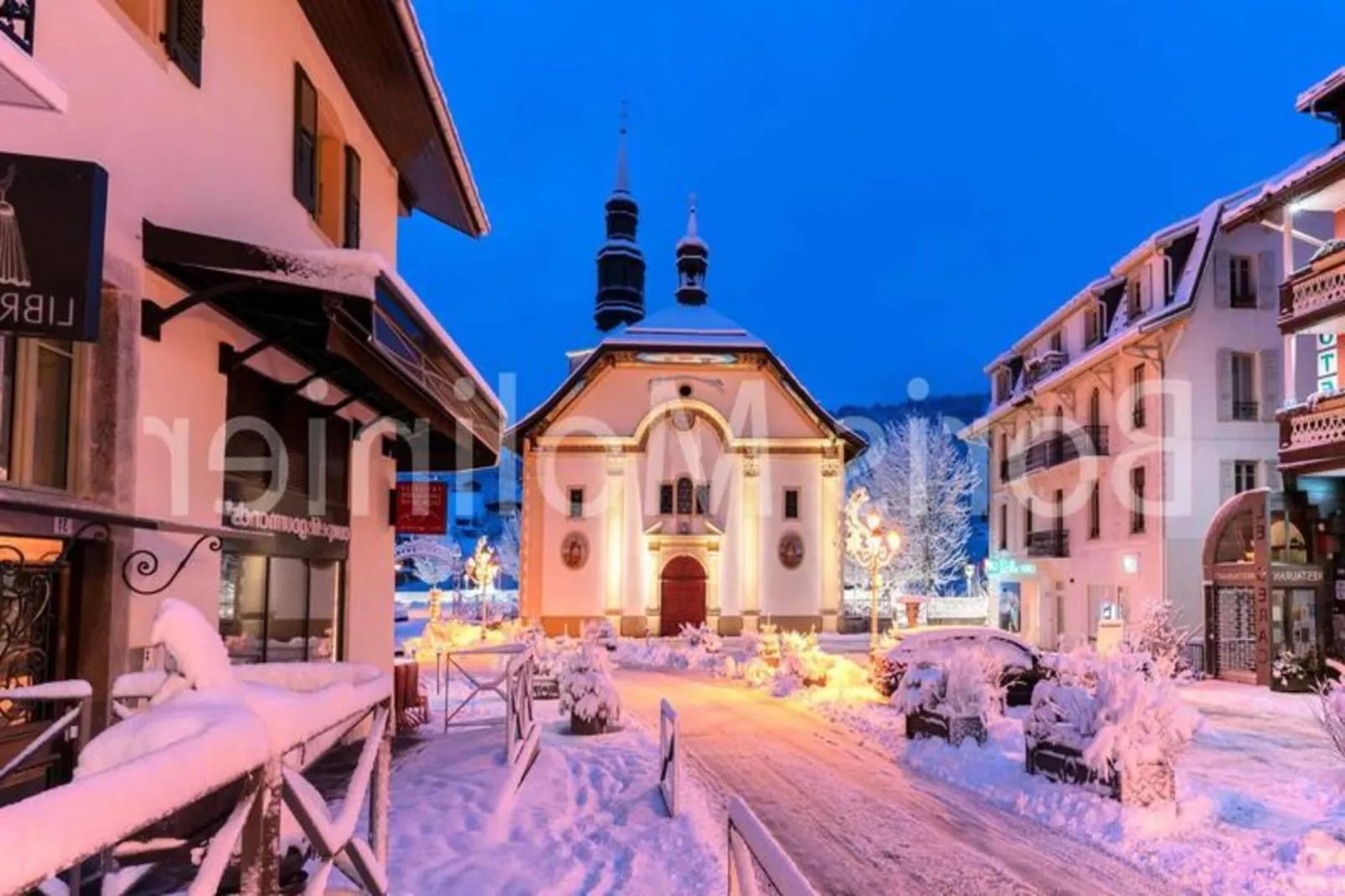 Résidence Les Loges-Exterior in summer
