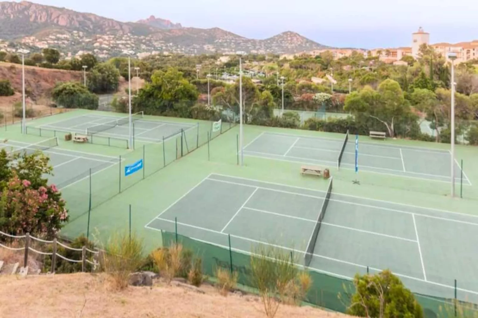 Appartement 6 Pers Vue Mer Pr&egrave;s Des Plages &agrave; Agay-Image-tags.