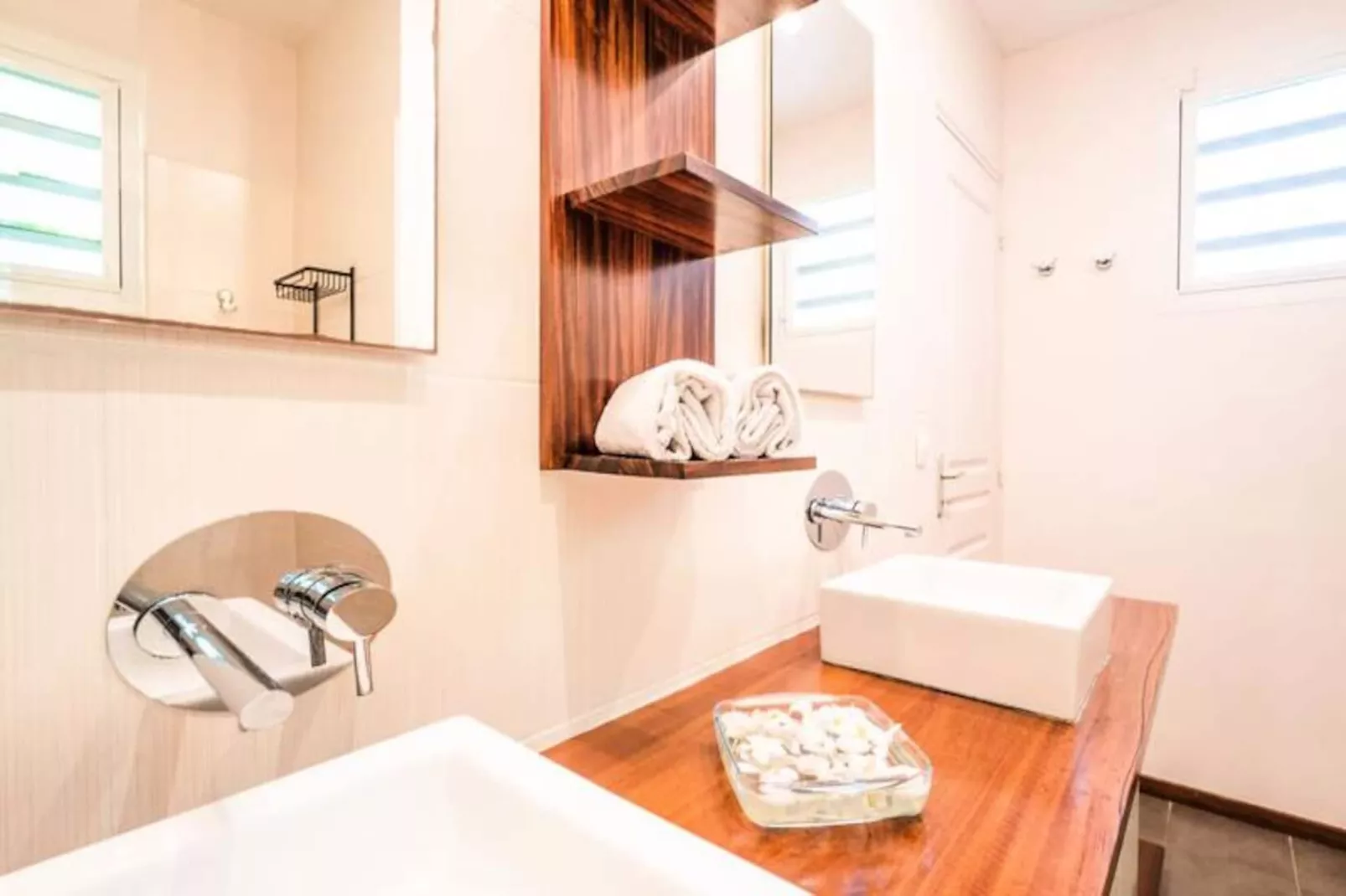 Villa Gwada-Image-tags.