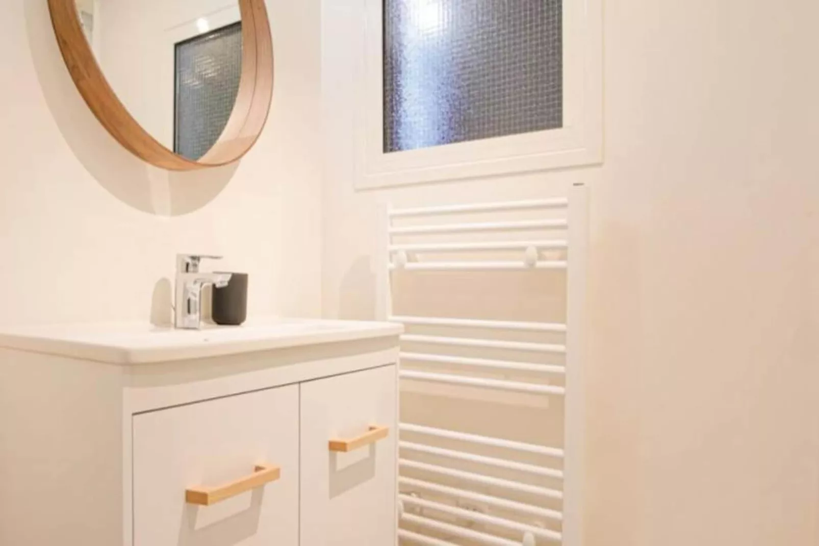 Appartement Avec Cachet En Duplex De 2 Chambres Situ&eacute; Vers La Gare St-jean-Bathroom