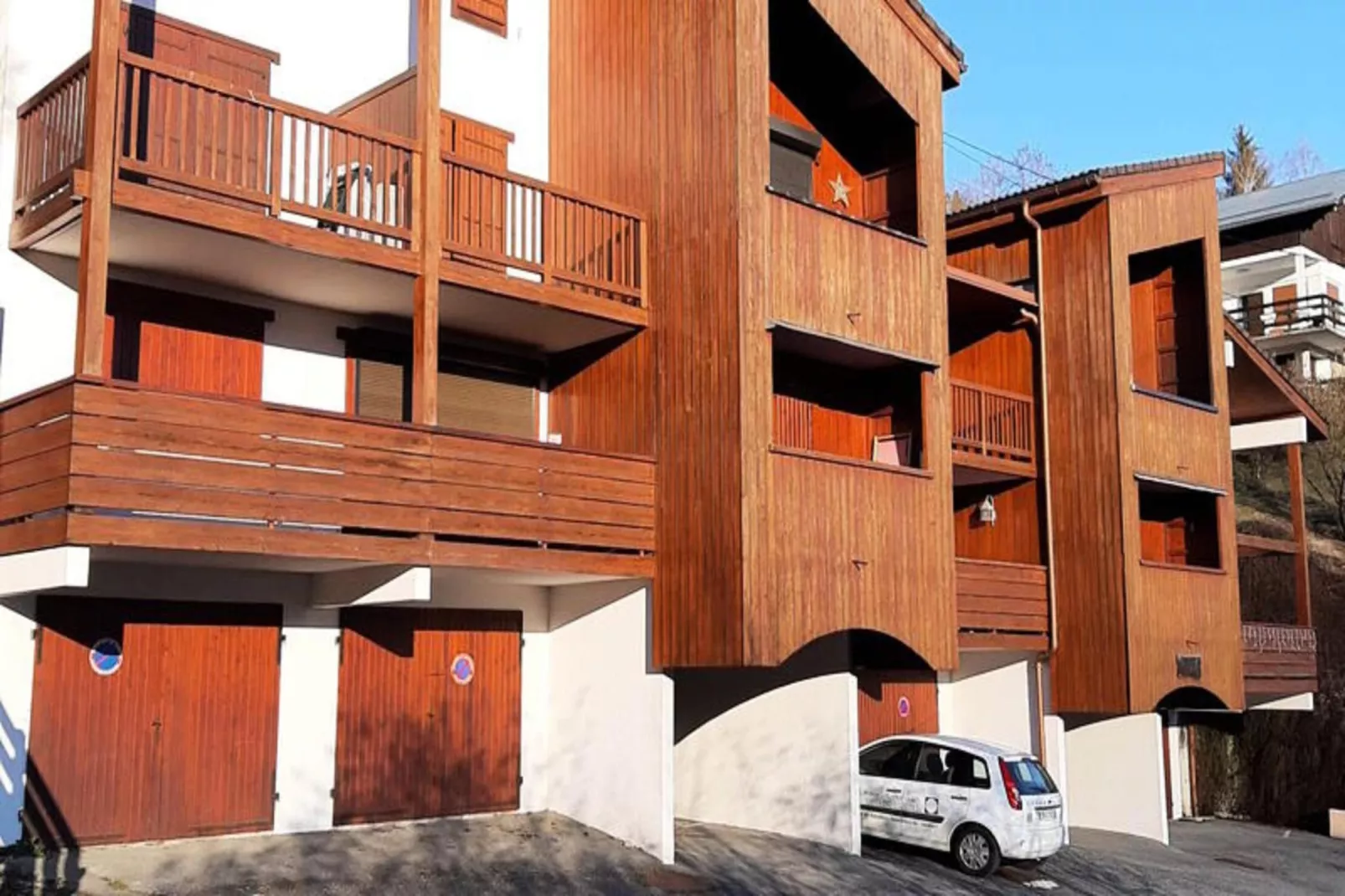 Résidence Les Loges-Exterior in summer