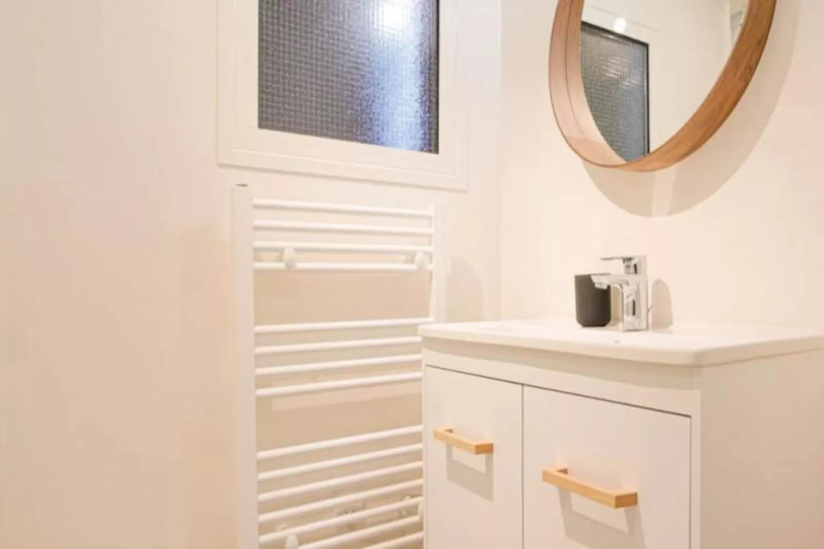 Appartement Avec Cachet En Duplex De 2 Chambres Situ&eacute; Vers La Gare St-jean-Bathroom