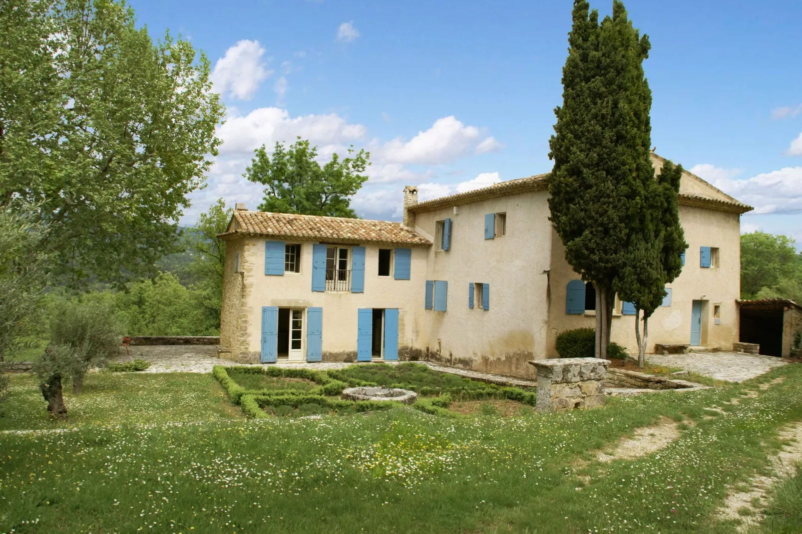 Luberon-Exterior summer