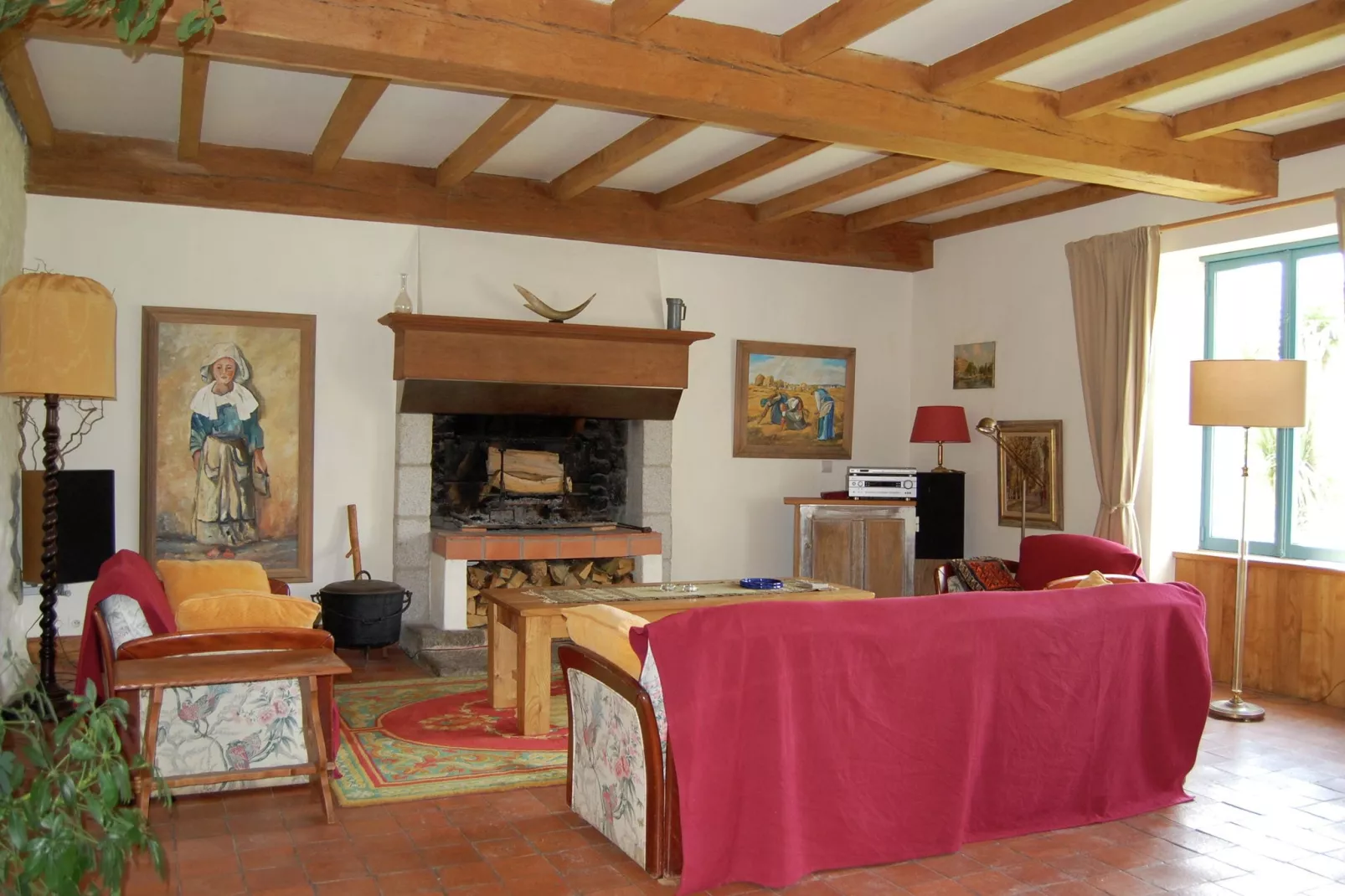 Les Volets Bleus-Living room