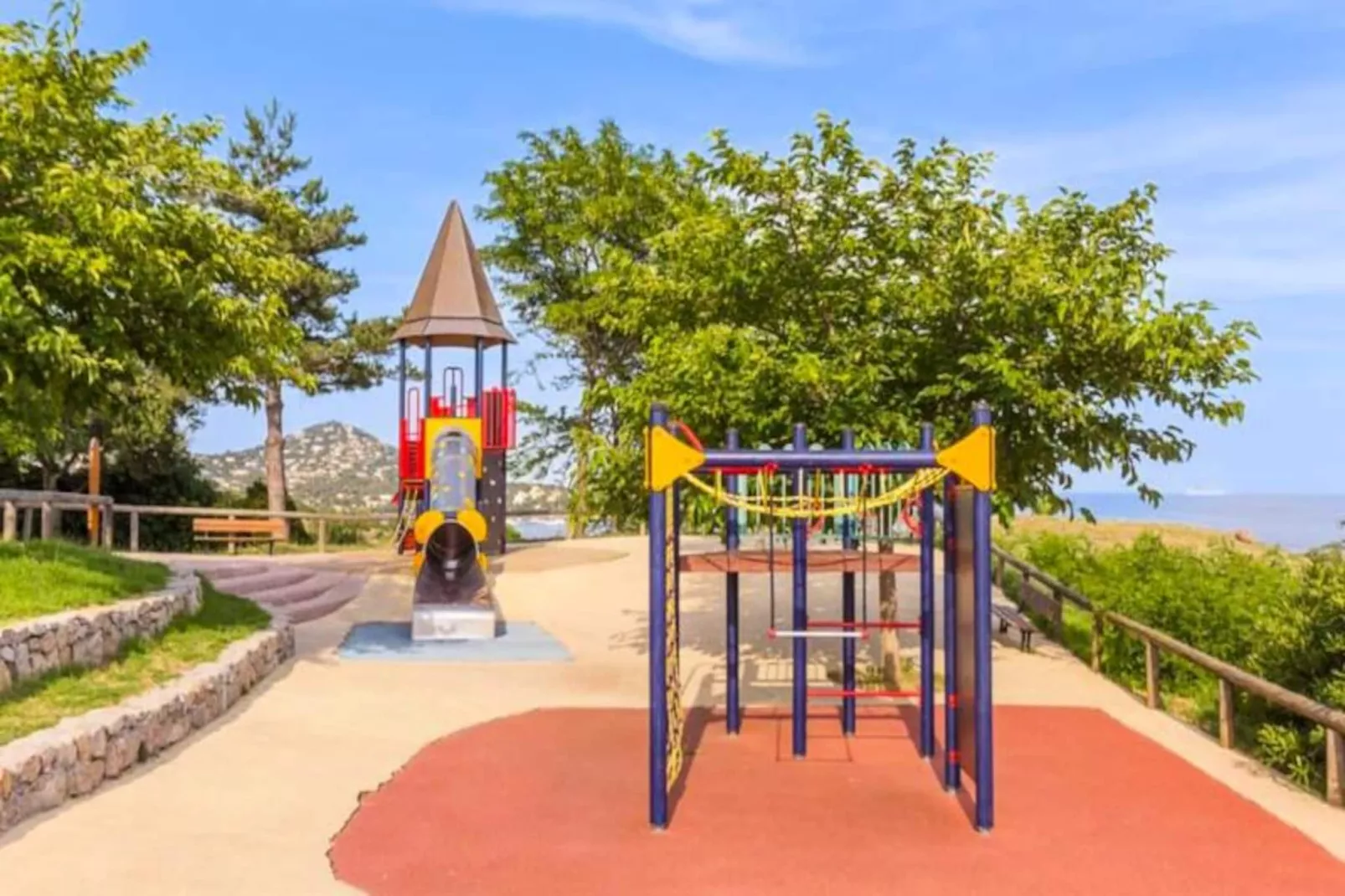 Appartement 6 Pers Vue Mer Pr&egrave;s Des Plages &agrave; Agay-Image-tags.