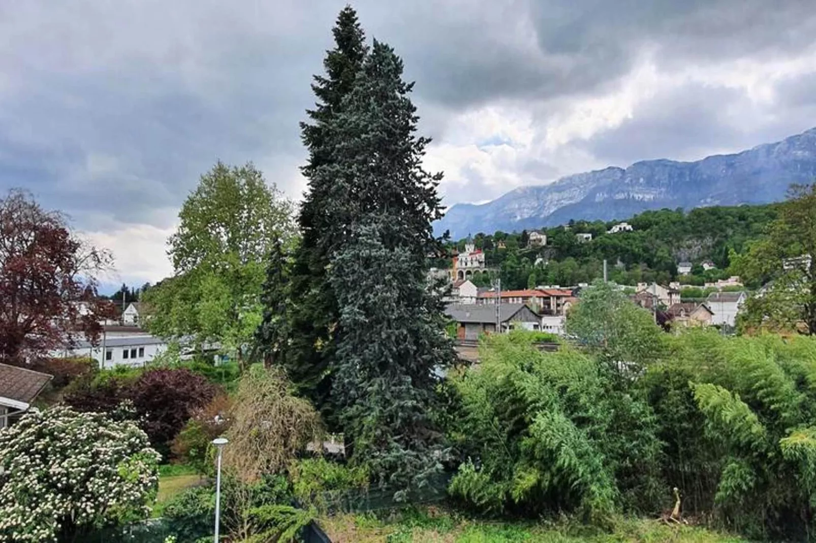 Résidence Le Clos Des Merisiers-Gardens in summer