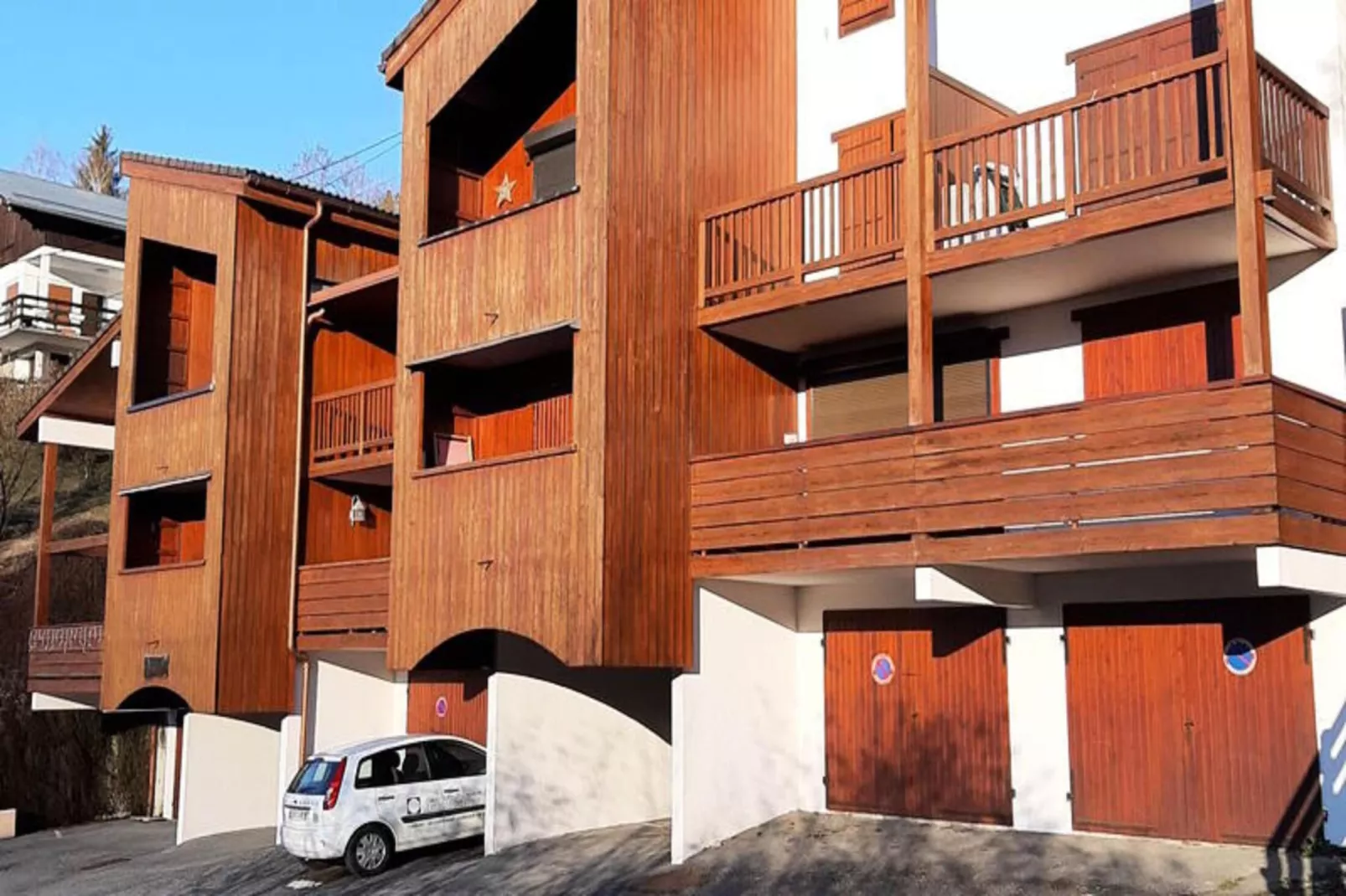 Résidence Les Loges-Exterior in summer