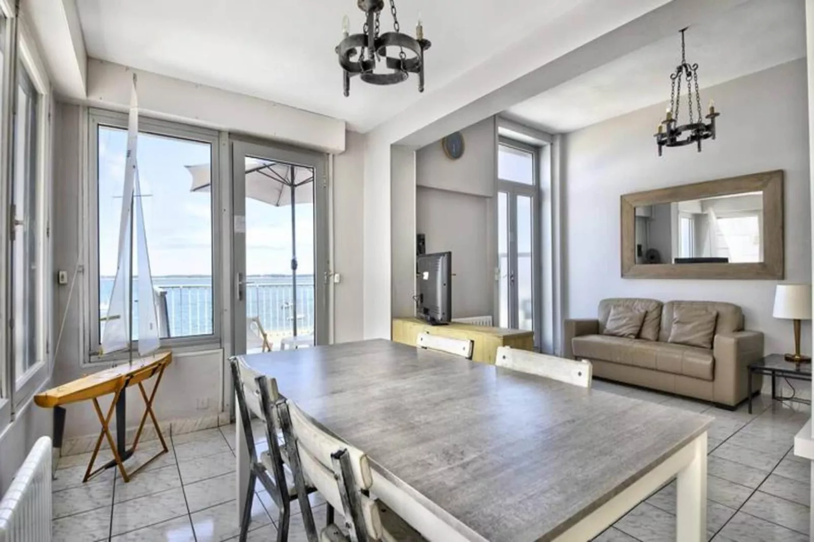 Résidence La Roseraie-Exterior in summer