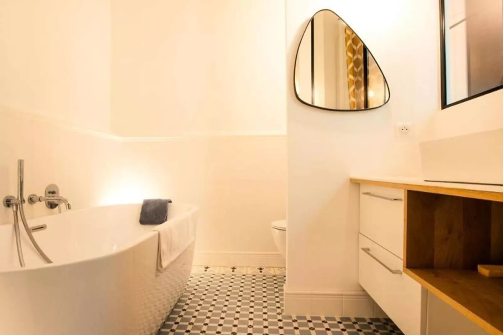 Appartement De Haut Standing Pour 6 Situ&eacute; Au Coeur Du Centre Historique-Bathroom