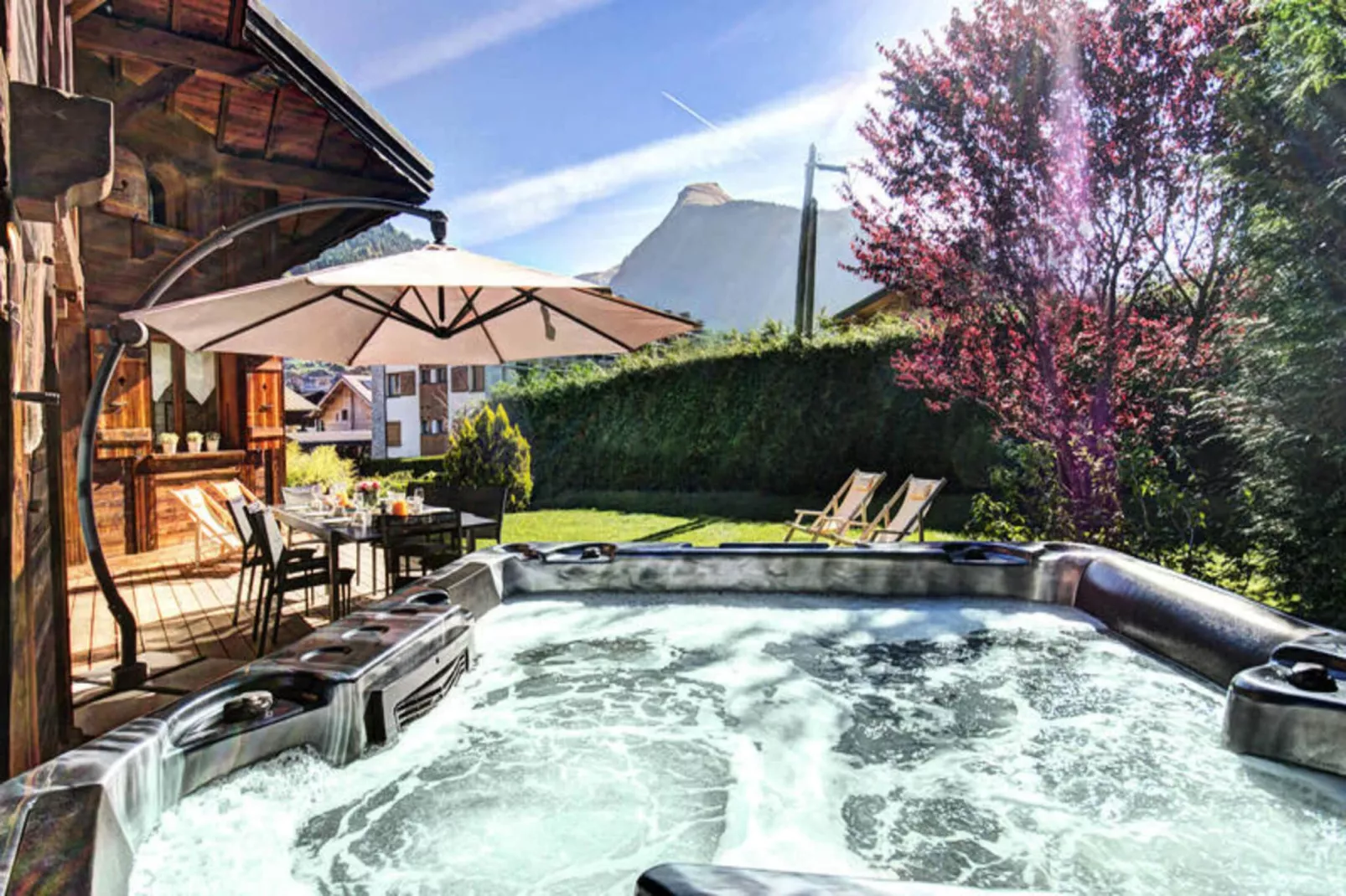 Résidence Lolana-Gardens in summer