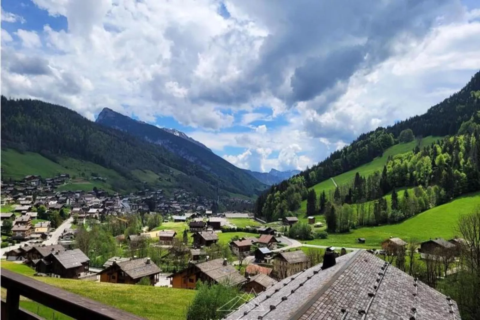 Résidence Iris - View in summer