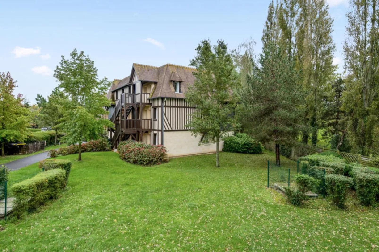 La Résidence du Golf - maeva Home-Gardens in summer