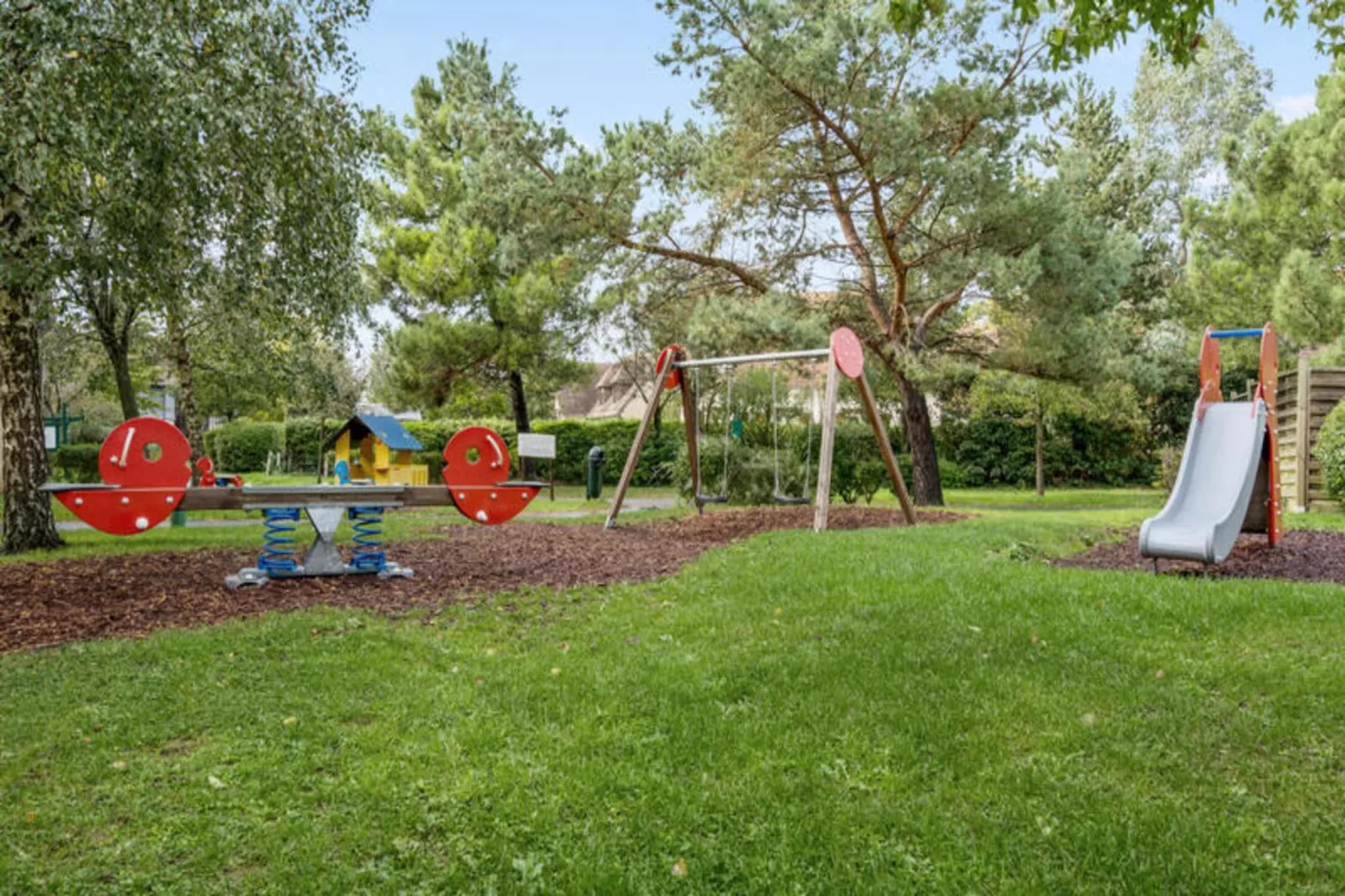 La Résidence du Golf - maeva Home-Gardens in summer