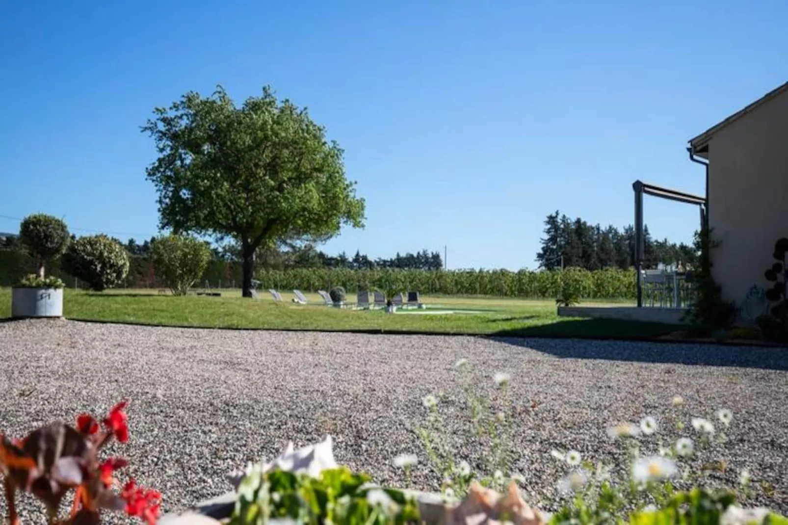 Maison Contemporaine - Grand Jardin Et Piscine Priv&eacute;e-Image-tags.