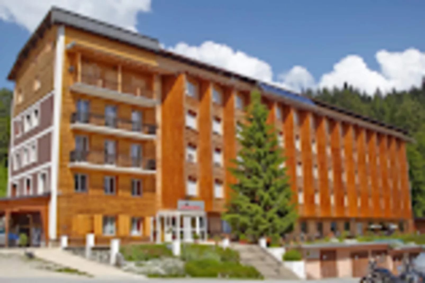 Résidence Les Loges-Exterior in summer