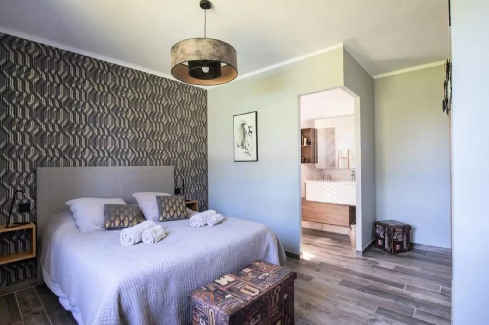 Maison Contemporaine - Grand Jardin Et Piscine Priv&eacute;e-Image-tags.