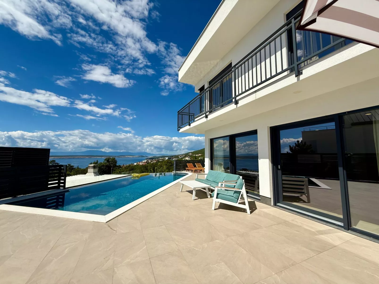 Schöne moderne Villa v