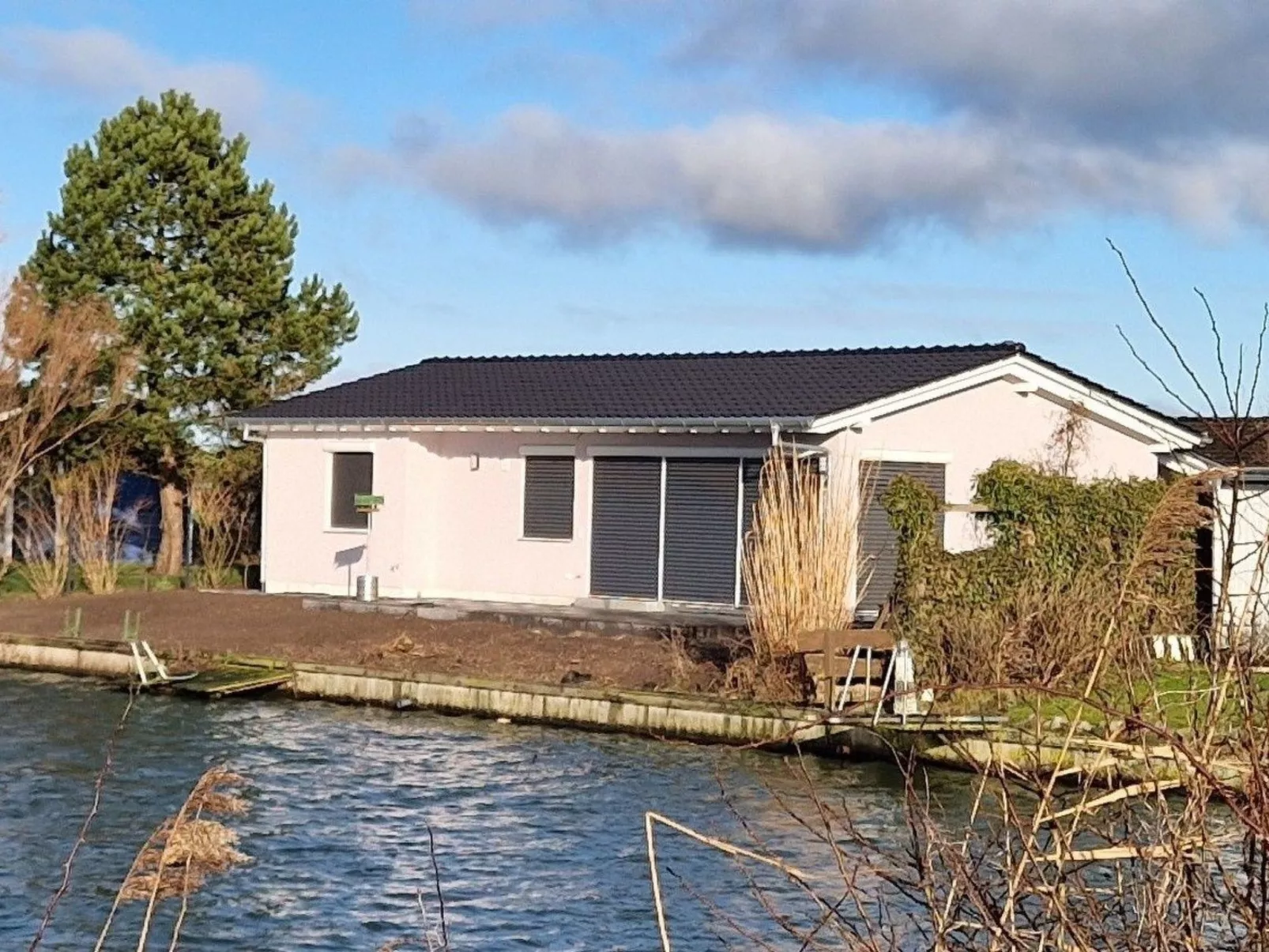 A 17 mit eigenem exklusivem Zugang zum Binnensee