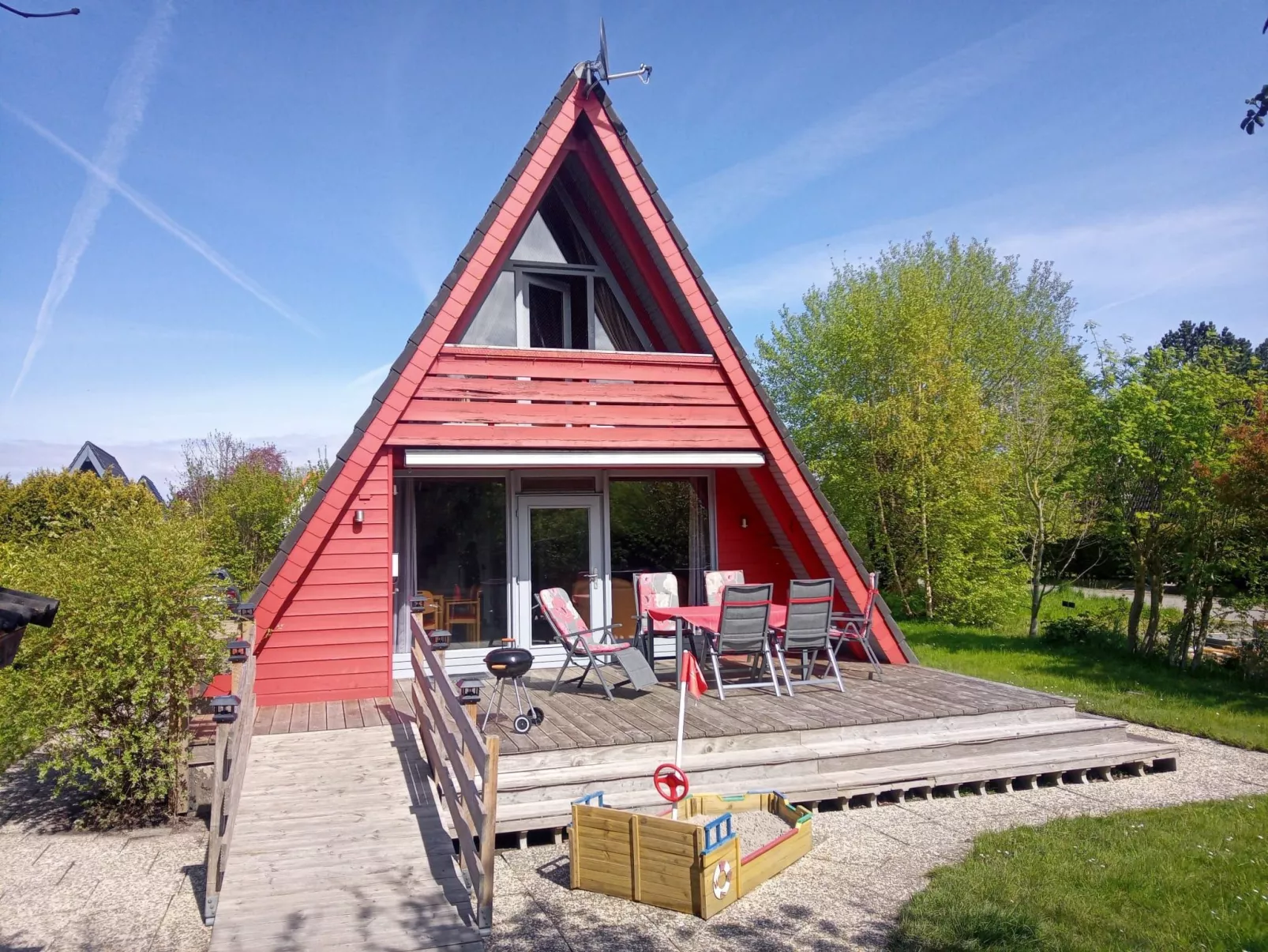 Unmittelbar hinter dem Deich gelegenes Nurdachhaus