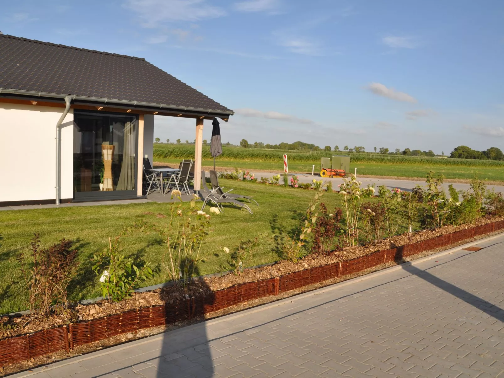 G13 Ferienhaus mit Garten und Fahrradschuppen