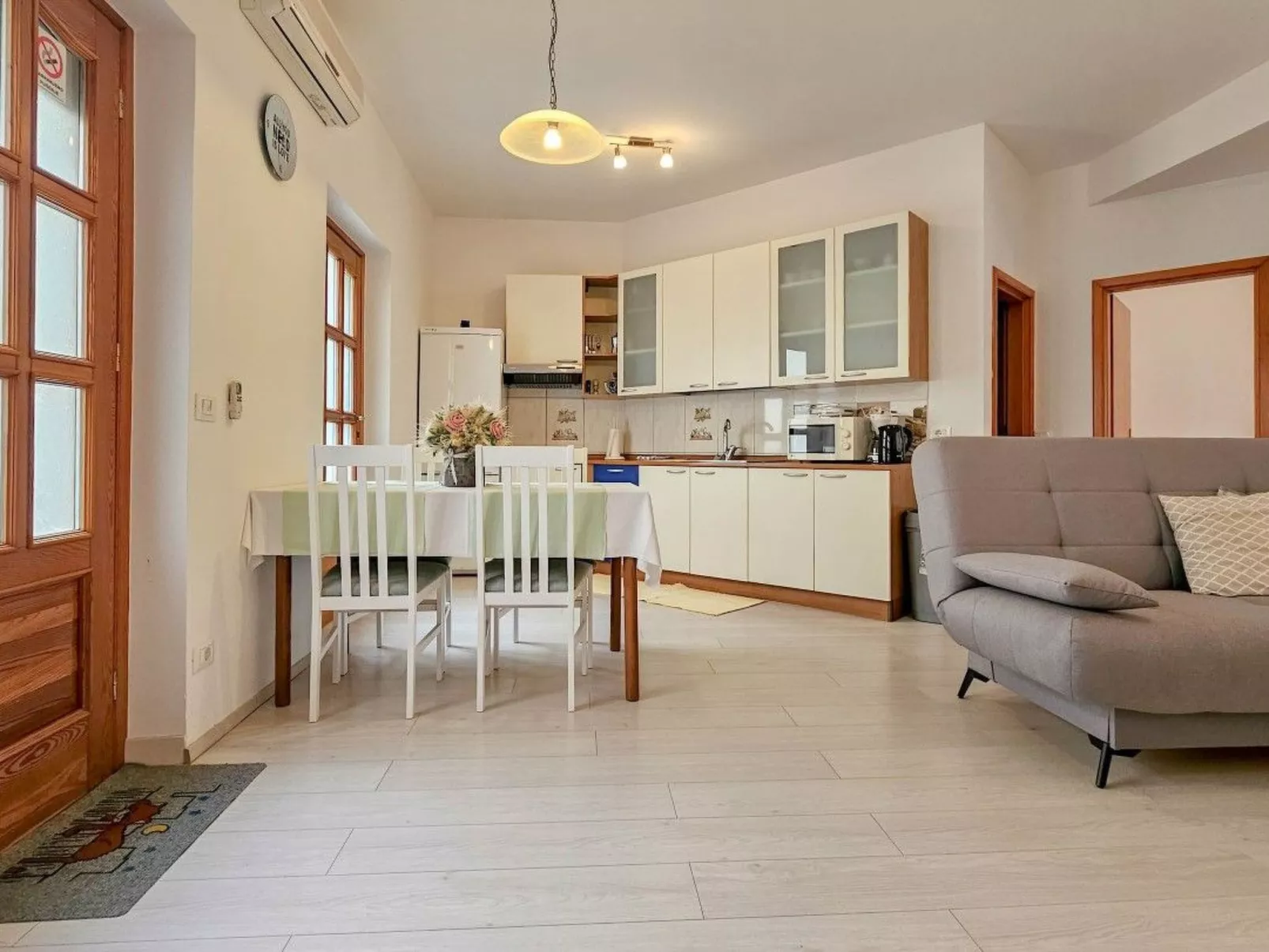 Mit Blick auf das Wasser