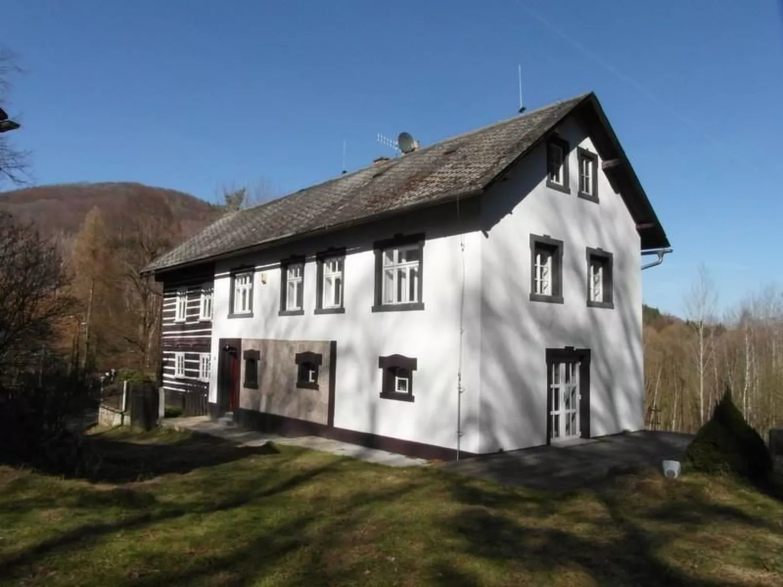 Traditionelles Haus, umgeben von Wäldern in Ralsko