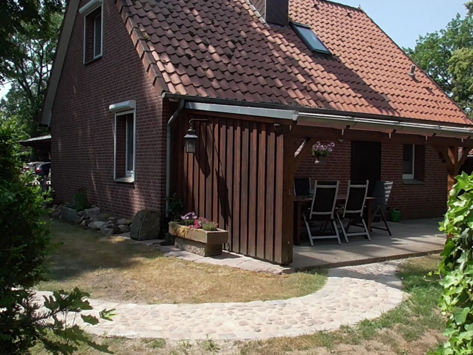 Mit überdachter Terrasse und Carport