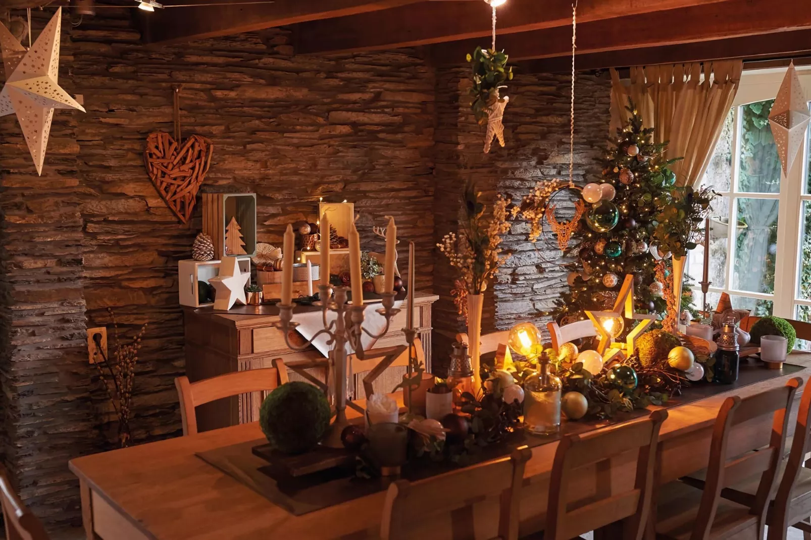 La Nuitée des Nutons-Dining room