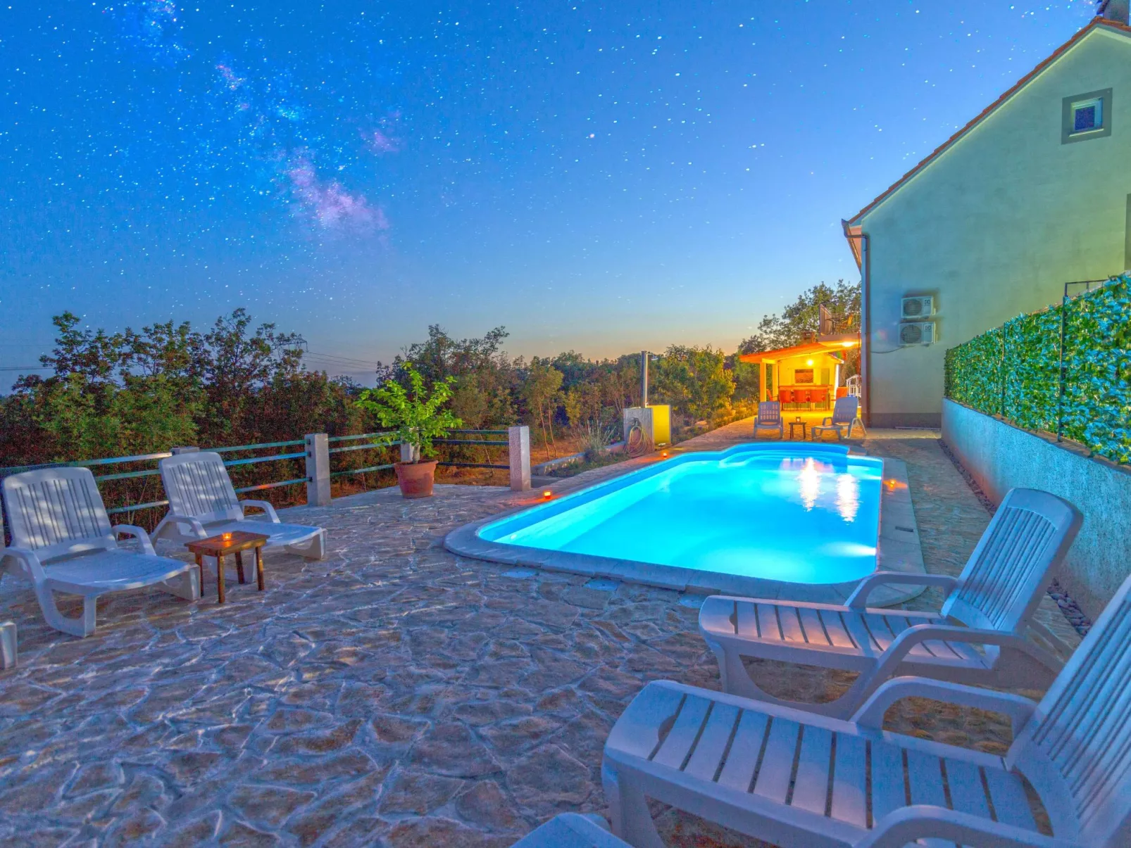 In Opanci mit beheiztem Pool, Parkplatz