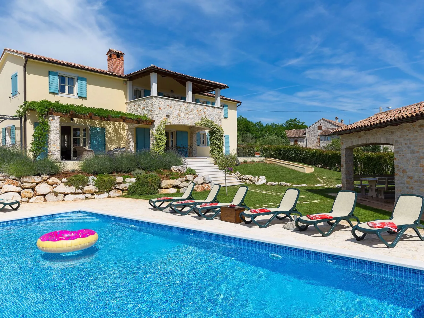 Luxuriöse Villa mit Schwimmbad und großem Garten