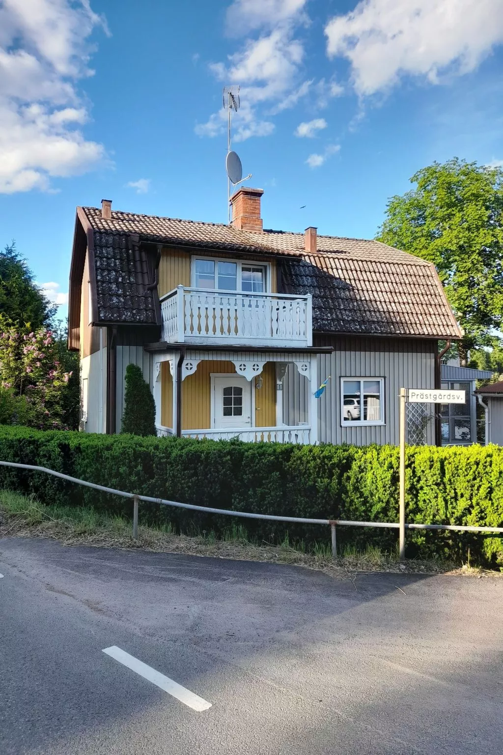 Typisch schwedisches Ferienhaus mit Garten