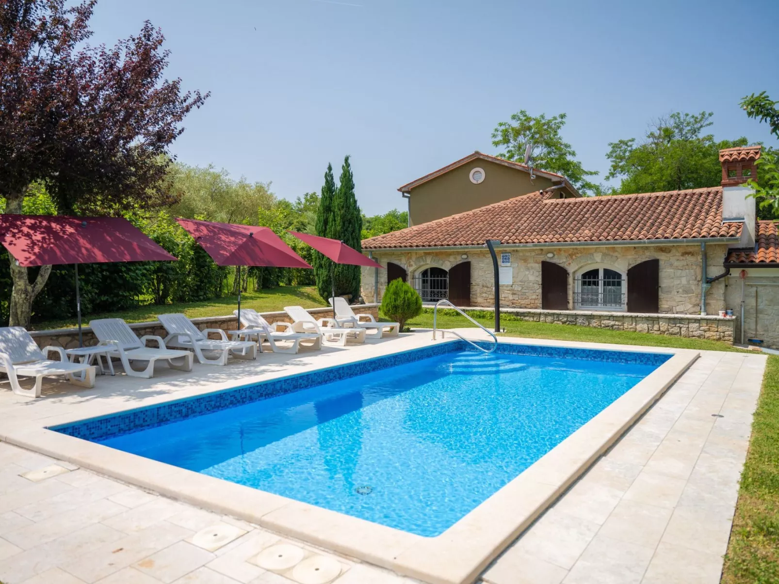 Gemütliches Ferienhaus in Ružići mit Offenem Kamin