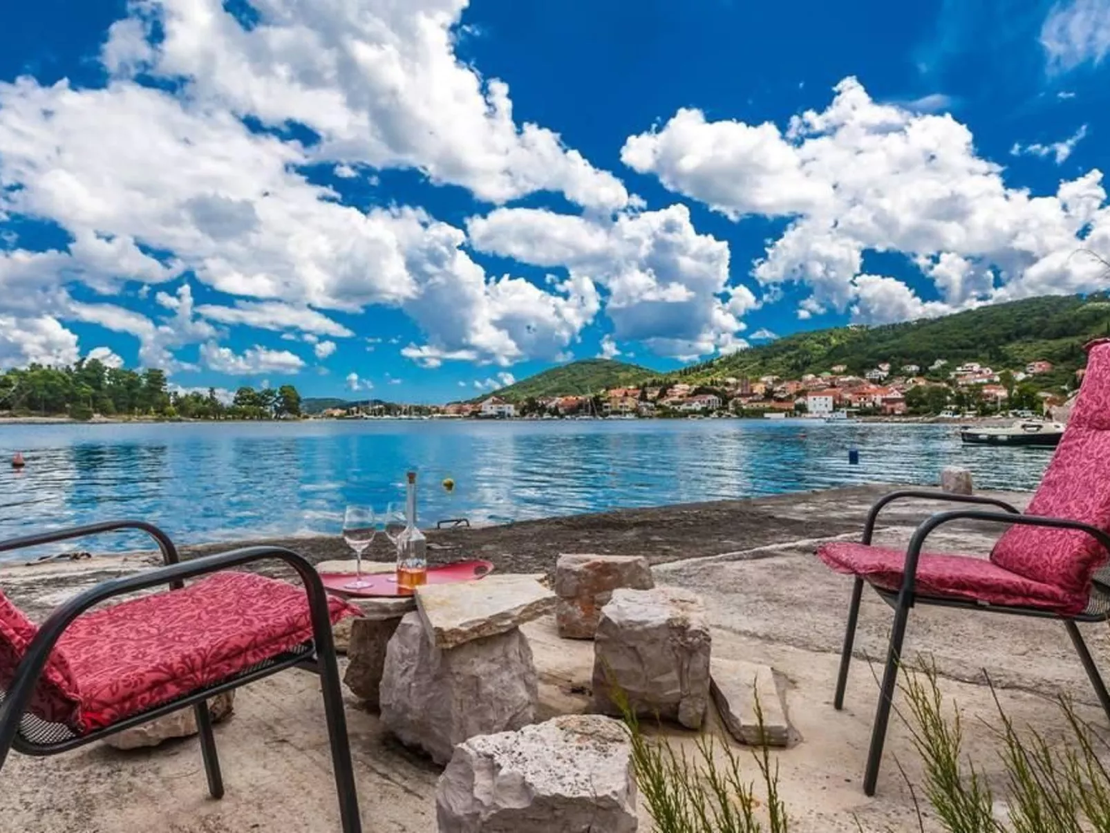 Steinhaus in Strandnähe mit Whirlpool
