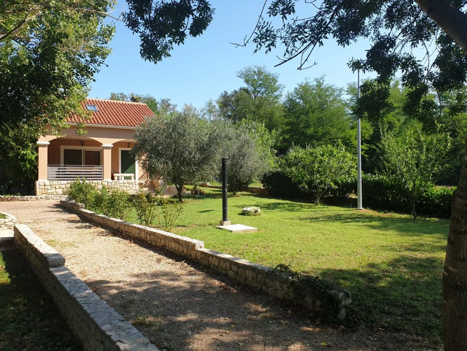 Am Fluss gelegenes Haus mit Galerieschlafplätzen