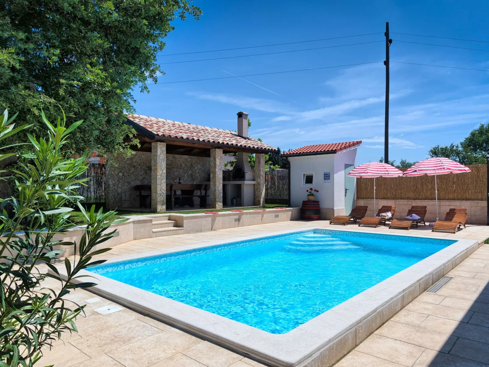 Haus Daniela mit überdachter Terrasse und Pool