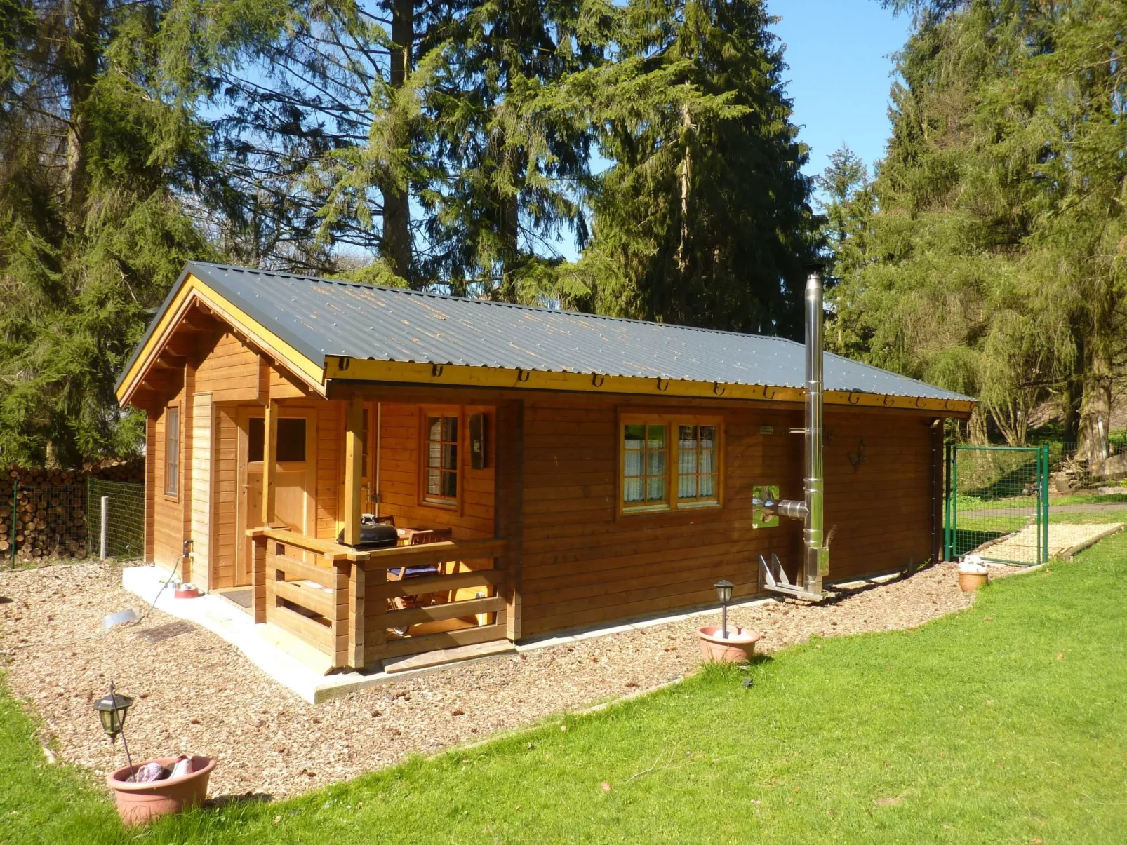Holz-Blockhaus für vier Personen mit Terrasse