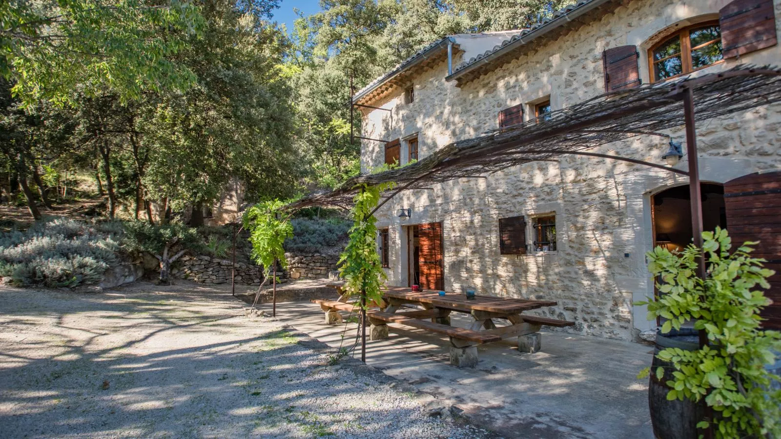 Tauleigne-Exterior summer